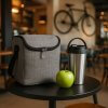 Lunch Bag Isotherme Avec Couverts Personnalisé En Pet Recyclé 21X14X20Cm Gamelbag Sur Table