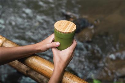 Mug En Plastique Recyclé Et Bambou 300ml BAM Vert Prise En Main
