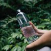 Bouteille Avec Suivi D'hydratation En PET Recyclé 1000ml SUIVO Dans La Nature Bouteille Avec Suivi D'hydratation En PET Recyclé 1000ml SUIVO Dans La Nature