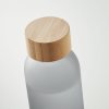 Bouteille En Verre Givré Avec Bouchon En Bambou 500ml ABE Gris En Situation Bouteille En Verre Givré Avec Bouchon En Bambou 500ml ABE Gris En Situation