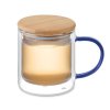 Mug Double Paroi En Verre Et Bambou 300ml FARBI Bleu En Situation Mug Double Paroi En Verre Et Bambou 300ml FARBI Bleu En Situation