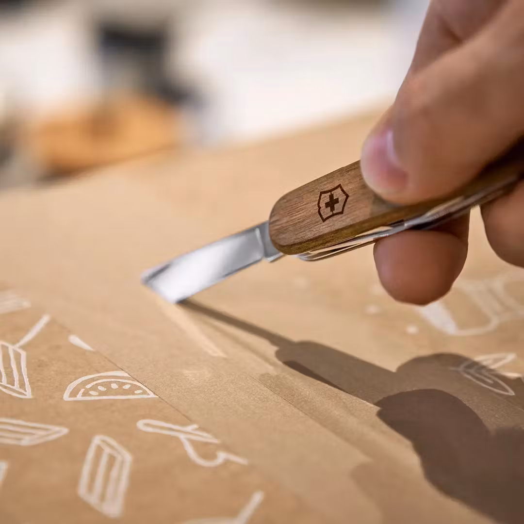 Couteau De Poche Moyen 10 Fonctions En Bois Noyer SPARTAN WOOD Prise En Main